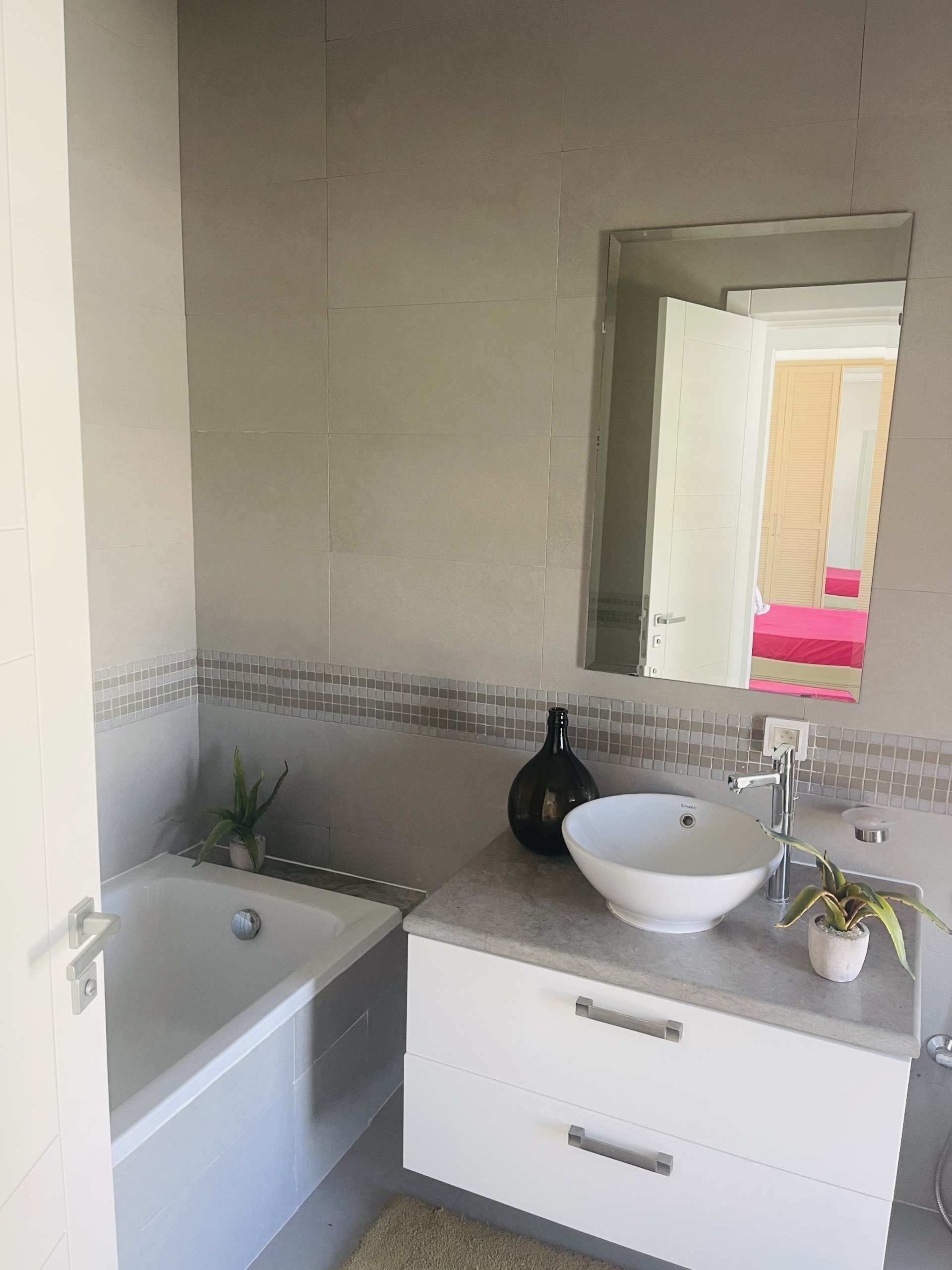 1C86C030-90D5-47E5-9729-63502A5A3604